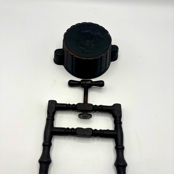 Vintage Enesco Black Cast Iron Nut Screw Press Farmhouse Kitchen Tool - Picture 5 of 6